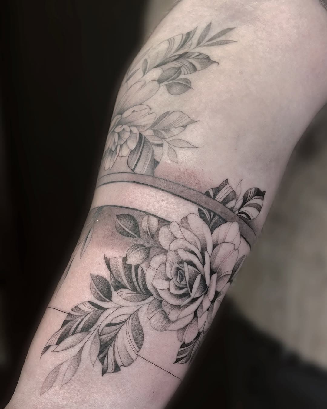 Floral arm band completed over 2 & a half sessions for Kelly 🌸🌼
Lines and some shading healed, some shading fresh 
.
.
.
.
.
#floraltattoo #flowertattoo #finelinetattoo #bandtattoo #singleneedletattoo #rosetattoo #peonytattoo #northwalestattoo #walestattoo #uktattoo