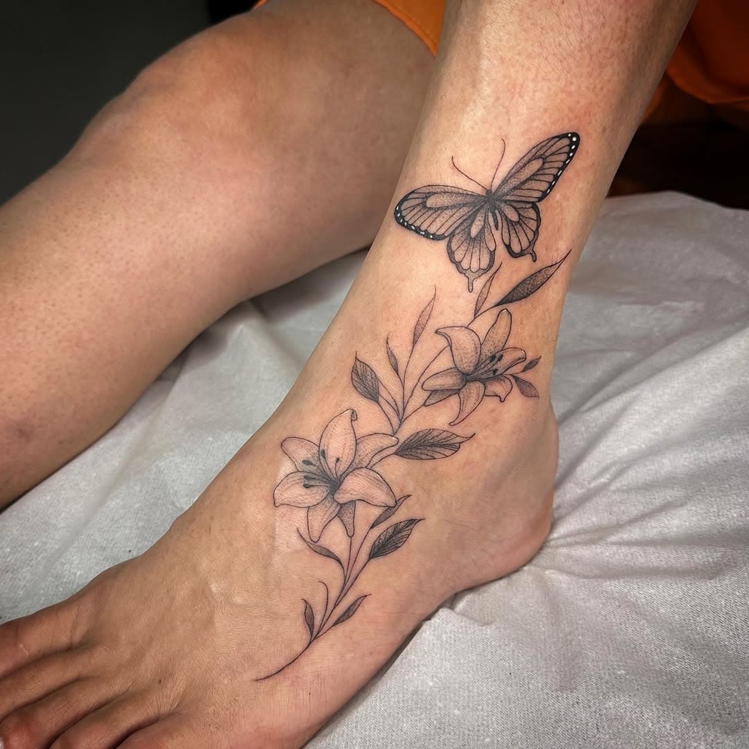 Delicadeza por @taminoronhatattoo 🦋

Dúvidas ou mais informações, manda uma mensagem pra gente 👋🏻

#liriostattoo #borboletatattoo #finelinetattoo #saopaulo