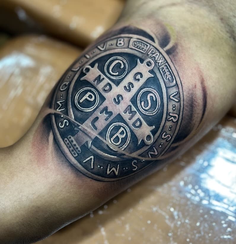 Boa tarde .
Medalhão de São Bento .
Para orçamentos: 88 999903295
#tattoo #tattooart #tattooideas #medalhasaobento #tattooblackandgrey #cheyenne #cheyenne_tattooequipment #tattooworldwide #tattooinstagram