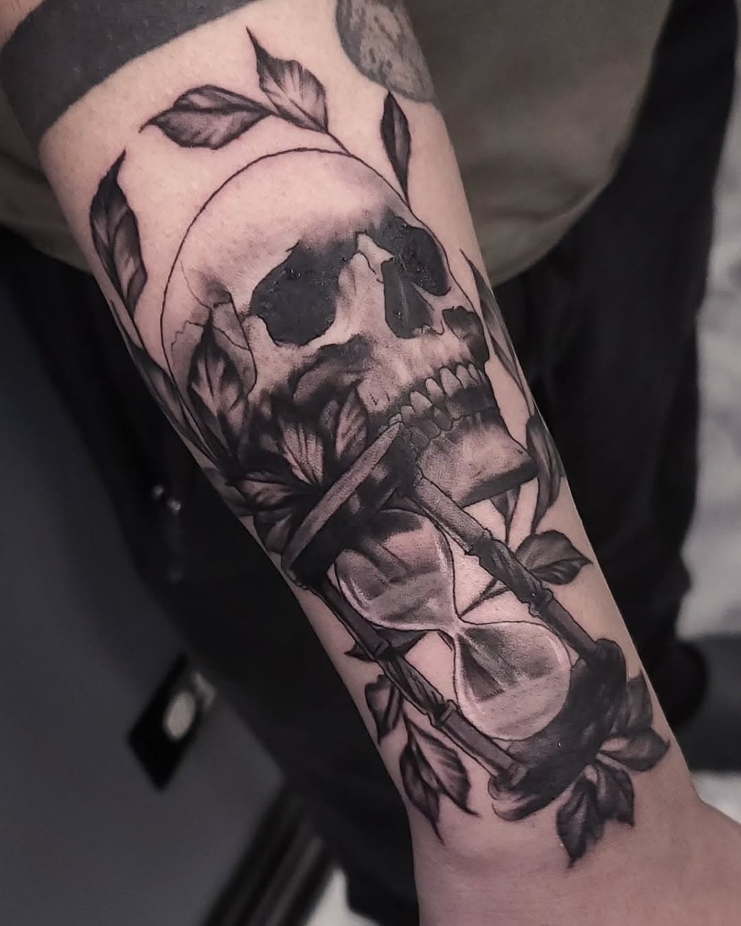 I do black and grey realism sometimes 😎

Dm or tap the link in the bio to book an appointment today!

#skull #hourglass #hourglasstattoo #skulltattoo #blackandgrey #blackandgreyrealism #realism #realismtattoo #blackandgreytattoo #tattoo #tattooartist #chicagotattooartist