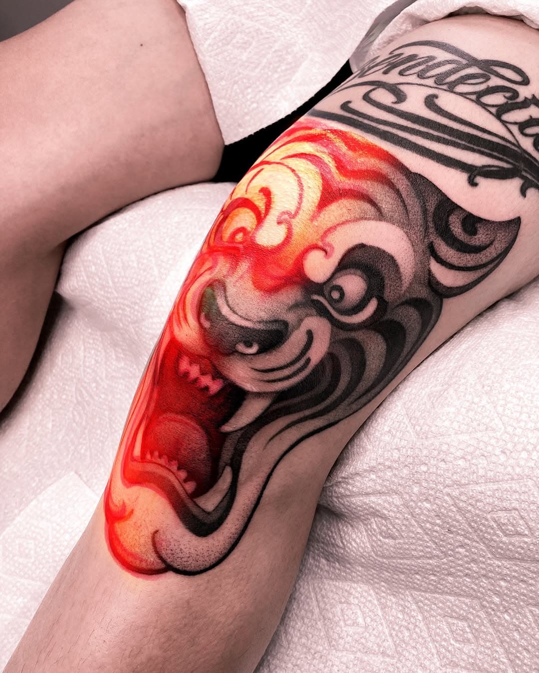 Freehand tiger mask on the knee
