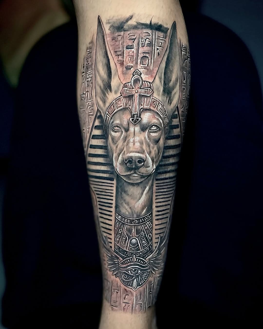 Anúbis 
.
.
.
.
.
.
#tattoopretoecinza #tattoopretoebranco #tattooegipcio #tattooegypt #egitoantigo #tattooegipicia #anubis #anubistattoo #tattoopretoecinza #tattoopretoebranco #santostattoohouse #paulosantostattoo