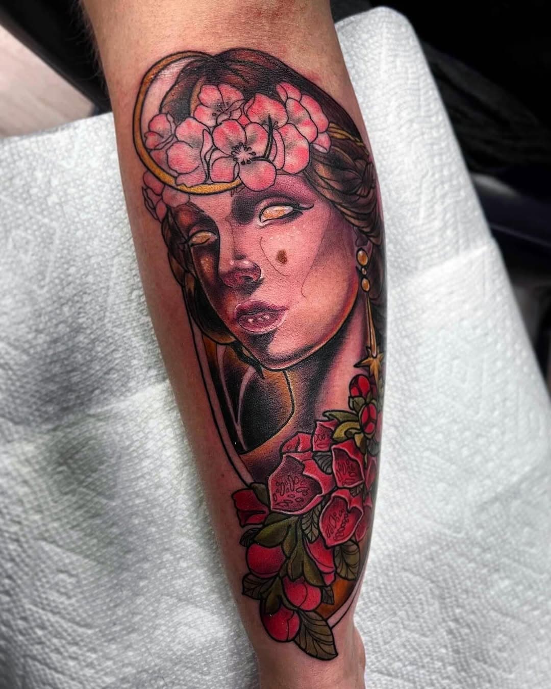 got to do this little lady out of my available stuff. thanks Grace! 
#ladyheadtattoo #ladyfacetattoo #neotrad #neotraditional #neotraditionaltattoo #neotraditionaltattoos #michigantattooers #michigantattooartists #grandrapidstattoo #grandrapidstattooartist