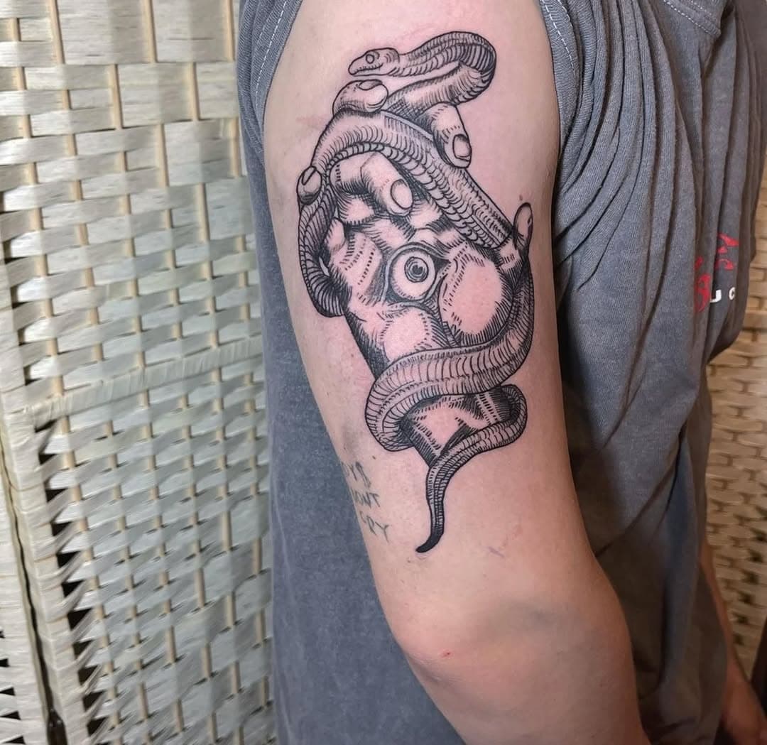 Cool one done by our junior artist eduard @eduardsevans 

#arm #armtattoo #tattoopiece 
#upperarm #upperarmtattoo 
#hand #handtattoo #eye 
#eyetattoo #snake #snaketattoo 
#Harlow #Essex #Tattoos 
#juniorartist #blackandgreytattoo