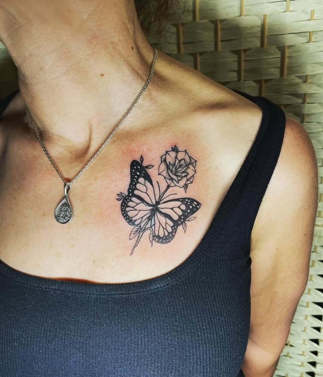 Nice little butterfly and rose piece done by eduard @eduardsevans 

#chest #chesttattoo 
#chestpiece #collarbone 
#collarbonetattoo 
#butterfly #butterflytattoo 
#Rose #rosetattoo 
#blackink #blackinktattoo 
#Harlow #essex #tattoos