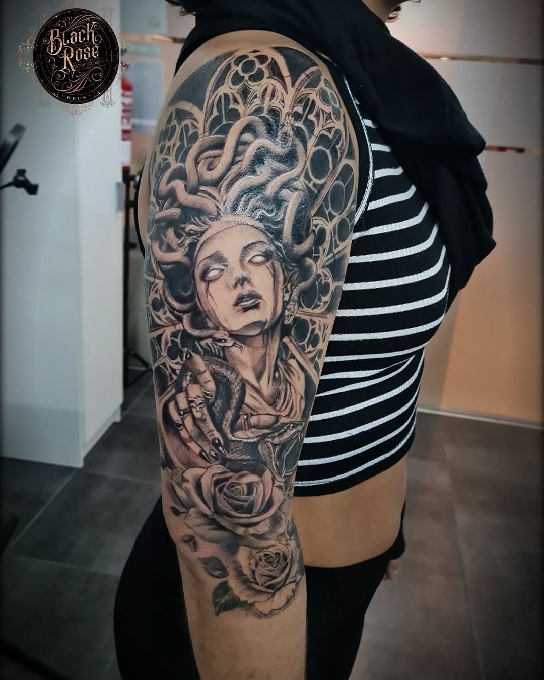 Medusa para @gabriela.estevaam , gracias por la confianza y por las risas 😊

stencil @tattooproton 

#tattoo #tattoos #tatuajes #blacktattoos #blackandwhitetattoo #blackandgreytattoo #medusatattoo #medusa #rosestattoo #tattoofeminina #tattoogirl #realismtattoo #tattoowork #sexytattoos #tattoolife #tattooartistgirl #tattoospain #tattoostudio #tattooday #art #mitologytattoo #tattoosleeve