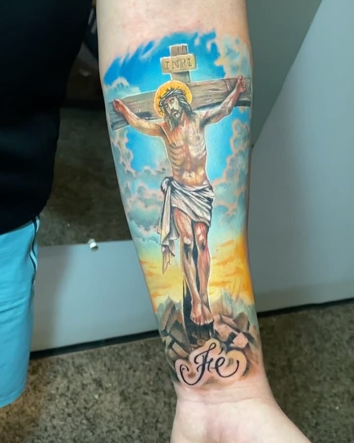 “Mais do que tinta na pele, uma representação de fé e resiliência.

Fazer essa tatuagem de Jesus crucificado foi um processo gratificante, buscando transmitir cada detalhe com respeito e profundidade. Cada traço carrega a força desse momento, e ver tudo tomando forma na pele foi incrível.

Agradeço ao @eduardolisboab pela confiança em me escolher para eternizar esse símbolo tão significativo. É sempre uma honra transformar histórias em arte!

Se você também tem algo especial pra marcar na pele, me chama e bora criar algo único!

#TatuagemComPropósito #JesusCrucificado #ArteNaPele #TattooFortaleza”