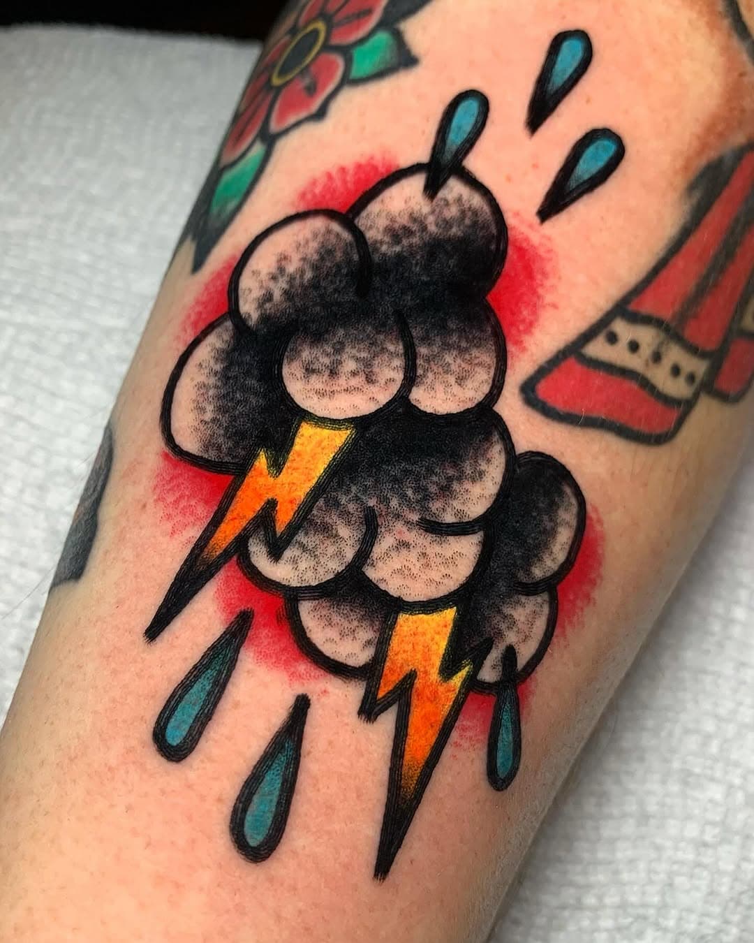 Gap filler drawn to fit!! ⛈️ I am now booking for February & March ⛓️ DM me to book an appointment
.
.
.
.
.
.
.
.
.
#traditionaltattoo #gapfiller #gapfillertattoo #oldschooltattooing #boldwillhold #danvers #danversma #salemma #northshorema #whipshading #whipshadingtattoo #stippletattoo #radtrad #traditionaltattooartist