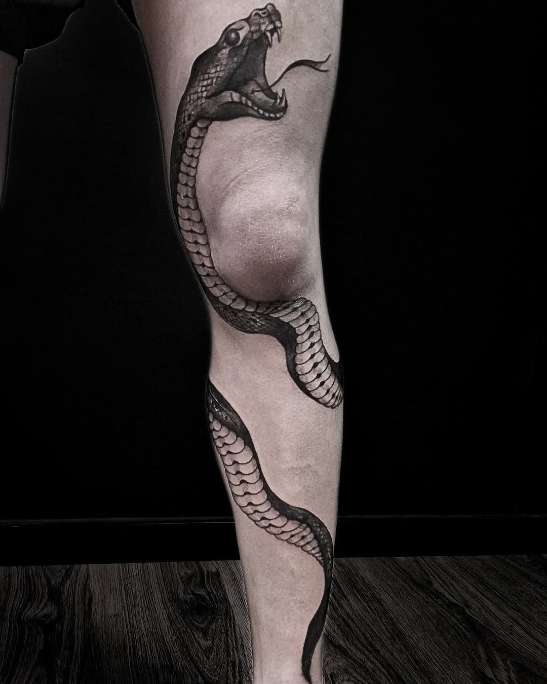 Owinął się wokół nogi i już zostaje na stałe! 🐍

#snakettoo#ink#art#tattoopoland#neba#inktattoo