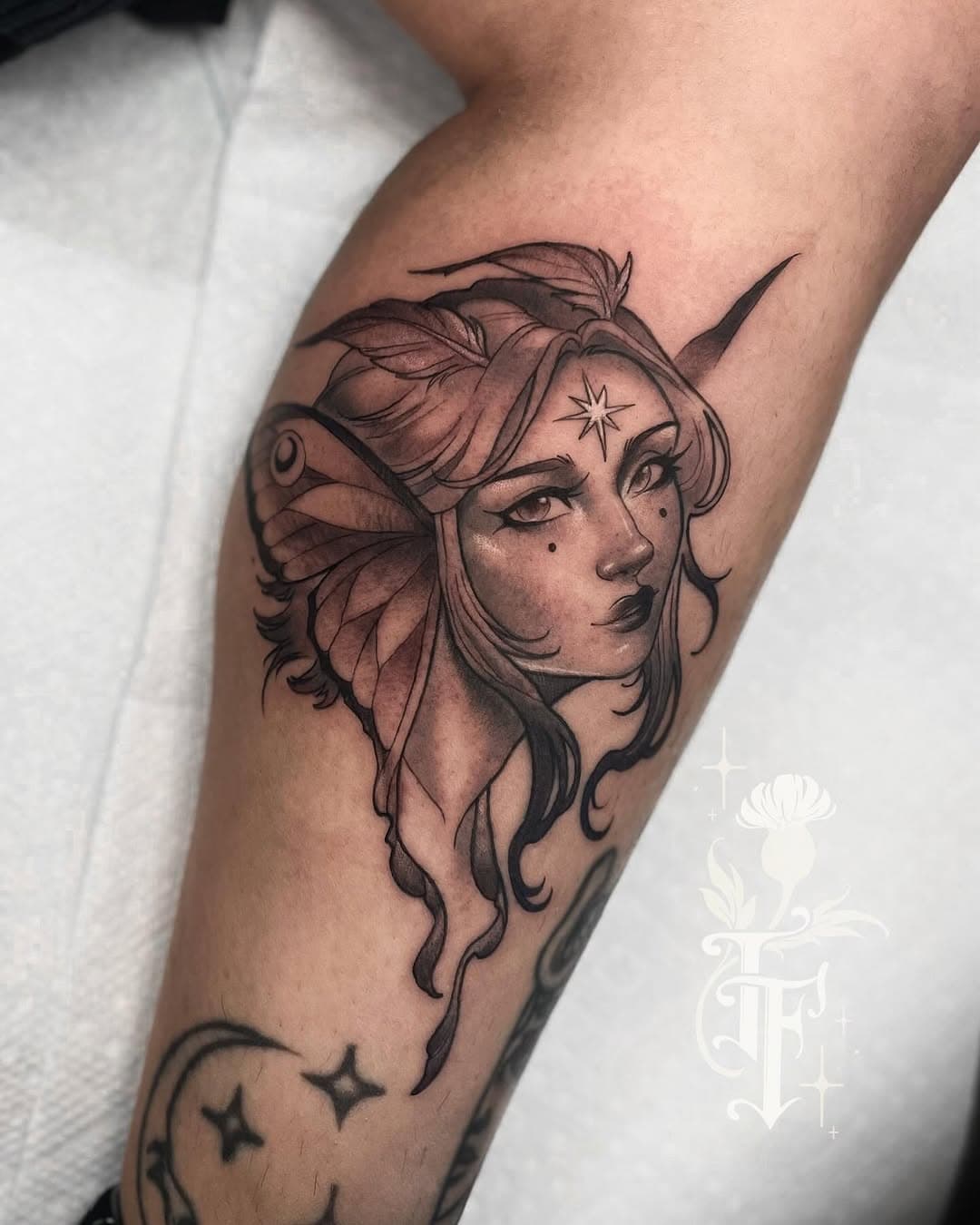 A Luna moth girl from my up for grabs designs for Jessica!✨•
•
•
#ohioartist #ohiotattooartist  #witchytattoo #neotraditional #illustrativetattoo #neoromantic #neotraditionaltattoo #neoromantictattoo  #artnouveautattoo
#neonouveautattoo #vulcanneedles #fusianink #fantasyart #fantasytattoo #mothgirl #lunamothtattoo
