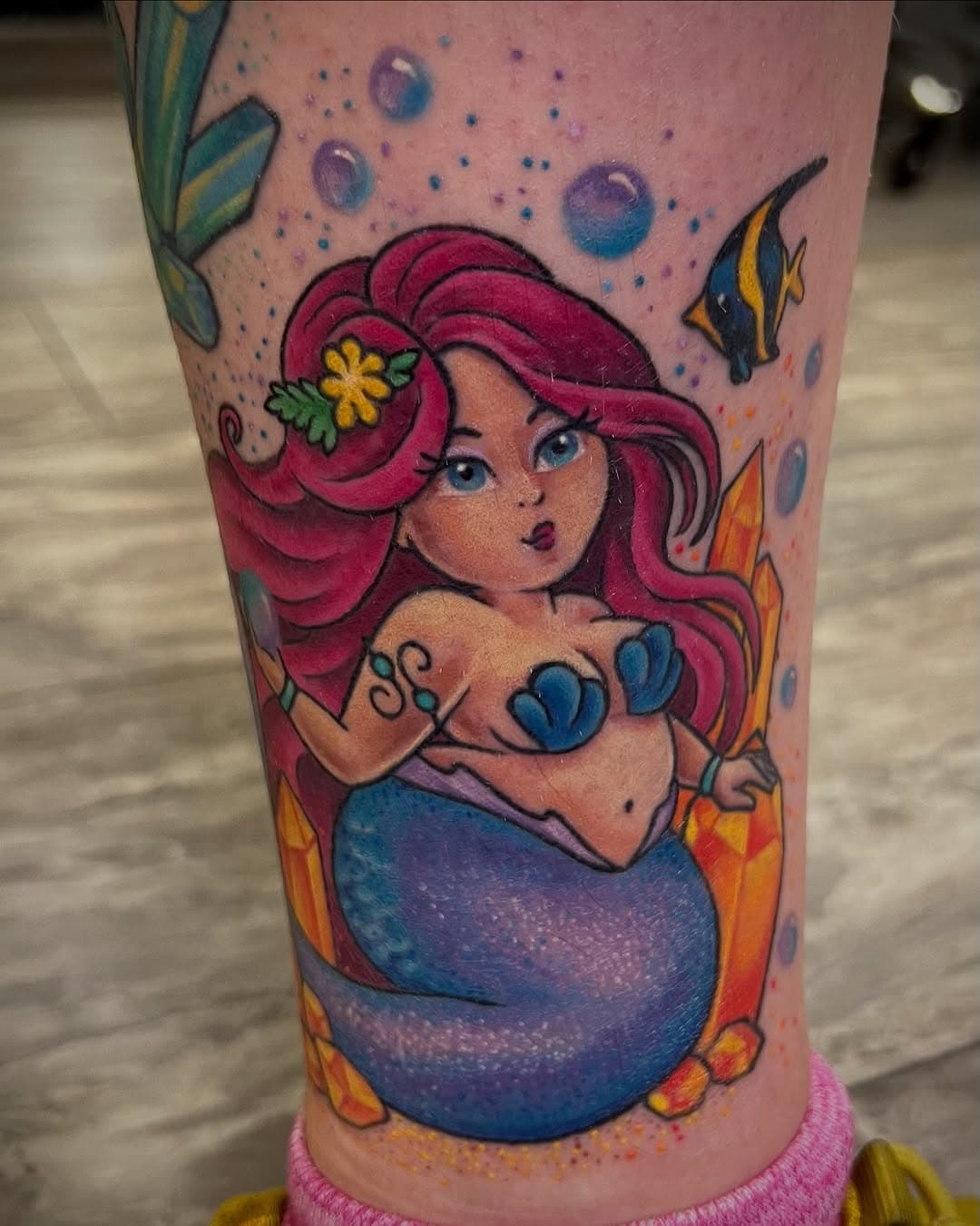 Healed thick mermaid 🧜‍♀️ I love how sparkly and shiny her tail fin turned out ➡️
.
.
.
#mermaid #tattoo #glitter #thickgirls #bodypositive #mn #tattooartist #fantasy