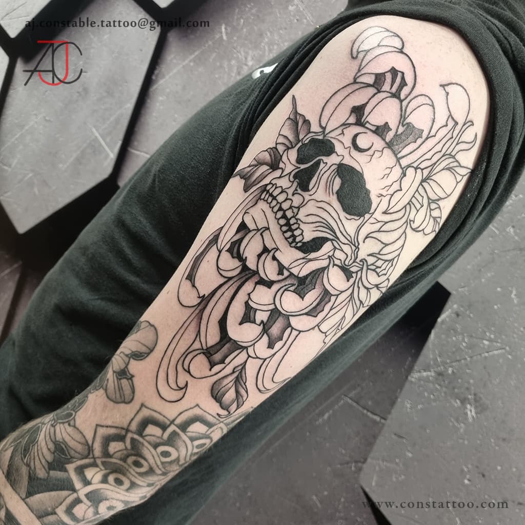 Started this skull for Jay's black work sleeve last week. He has very long arms lol. Thanks dude...
Please DM with any enquiries or fill in the enquiry form in Bio linktree 
.
.
.
#cardifftattoos
#welshtattoos
#welshtattooartists
#skulltattooart 
#Japanesetattoo
#sleevetattooinprogress 
#blackworkartists