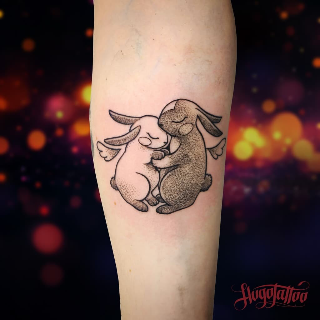 Na pytanie czy robimy mniejsze dziarki, zdecydowanie odpowiadamy, że tak!
Te urocze maleństwa wykonała Marysia Rysi Tusz 🐱
.
.
.
#graphictattoo #warsaw #thugotattoo #rabbits #rabbit #rabbitsofinstagram #couplegoals #tattooart #love 

tatuaż graficzny | wolne terminy | tatuaż czarnobiały | studio Warszawa