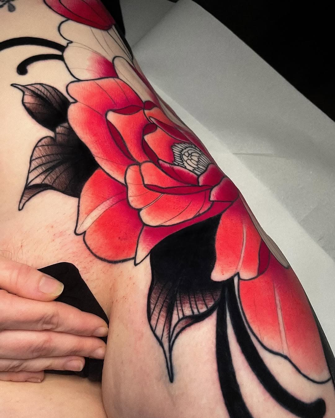 A little sneak peak of how far we came today on this biiig peony
What a tough cookie🙏 thank you for your trust!

Appointments are still available for march and April but are going away quickly. Best be quick and let’s do something cool.

#neotraditional #neotraditionaltattoo #floraltattoo #neoromantic #recklinghausen #tattoonrw #nrwtattoo