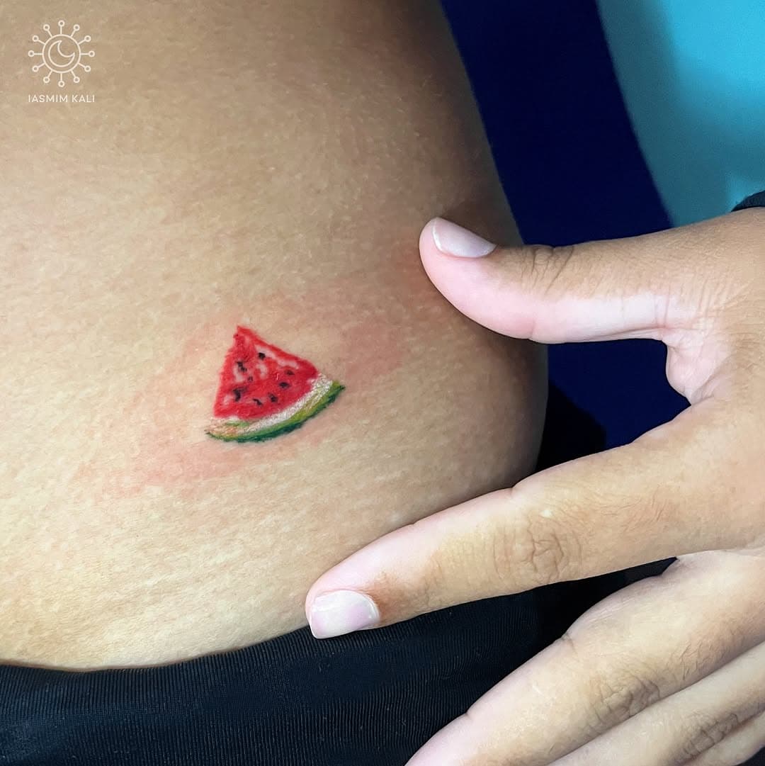 Mini tattoo em giz pastel 🍉 
#iasmimkali #crayontattoo #melancia