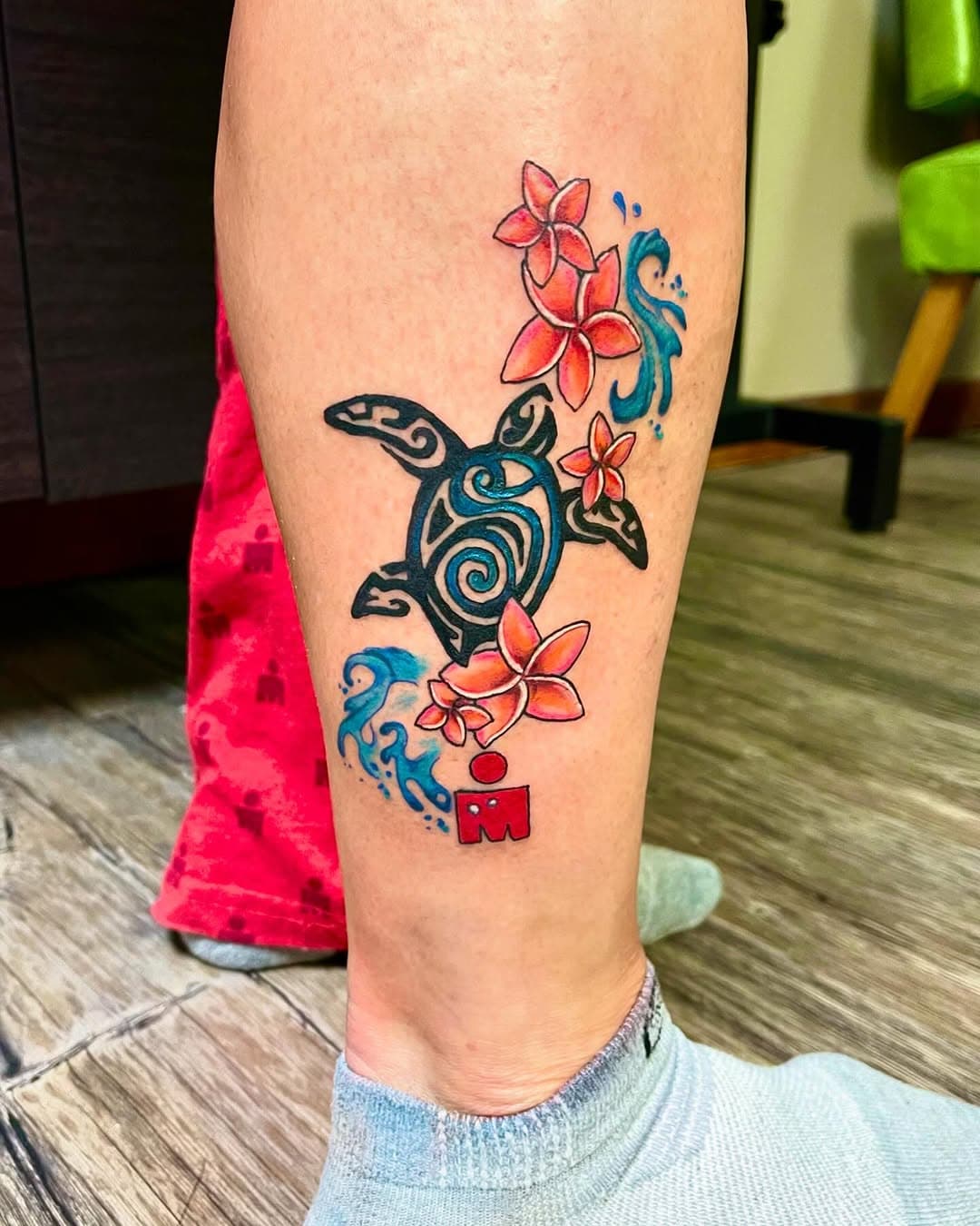 Last night, Britta finally got her sea turtle, Iron Man tattoo she’d wanted for so long, but only if she qualified for Iron Man Hawaii. Grateful to make it happen for her and in good company. 
#ironmanseaturtletattoo#tattoogunnison#tattoocrestedbutte#westernslopetattoo#coloradotattooartists#hawaiiironmantattoo#badgertattoo.com