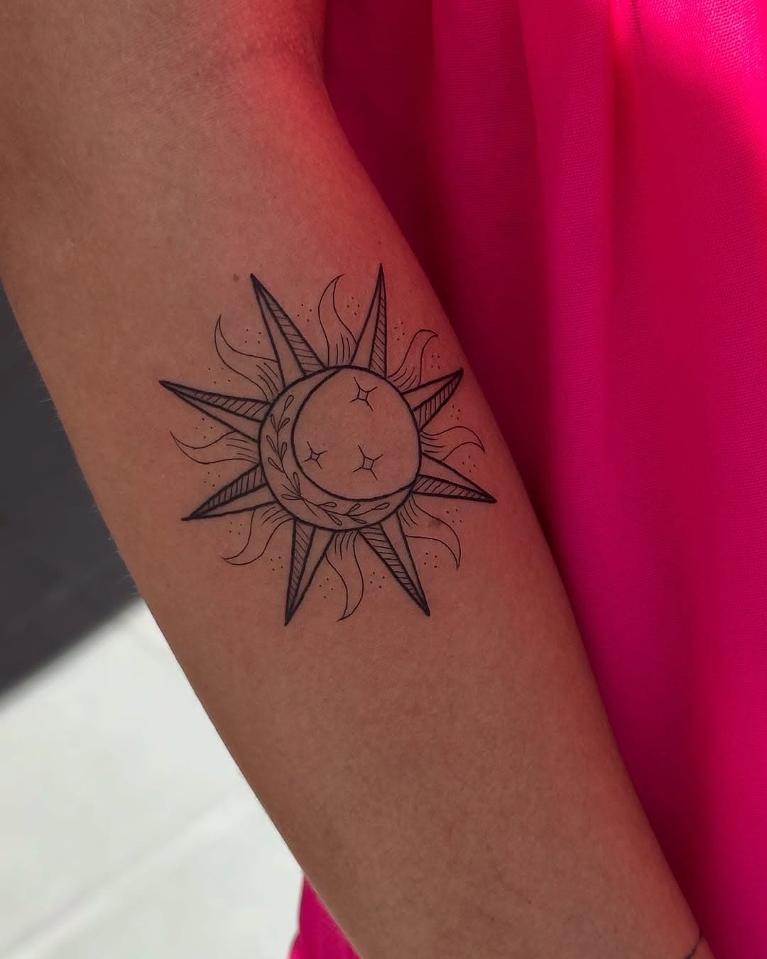 Tattoo de sol e lua feito no flash de janeiro. 

Gostou ? Me chame e bora fazer seu orçamento. 
Me conta até quanto você pode investir em uma tattoo para você , o tema que deseja , e juntos criamos algo que caiba no seu bolso fazendo algo especial para você. SÓ NÃO TATUA COMIGO PORQUE NÃO QUER, condição eu te dou 😘

#tattoo #campinas #campinassp #campinastattoo #tatuagemcampinas #campinastatuagem 
#sp #saopaulocapital #saopaulotattoo #saopaulo #tattoosaopaulo