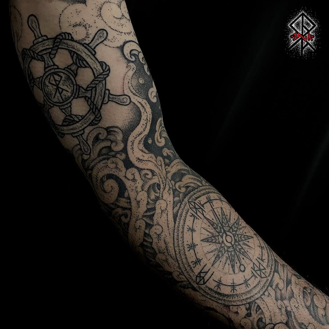 🐺 Close up : Manchette Navigation 🐺

Part I 
Les vagues, les tentacules et les nuages ont été entièrement réalisés en freehand.

#spiraink #tattoo #dotwork #dotworktattoo #nordictattoo #norsemythology #tattooart #tattooartist #pagan #ancientart #sea #nordik #runes #mythology #tatouage #vikings #vikingstyle #vikingtattoo #sleeve #inkedboy #inkedgirls #armtattoo #tattooed #Fleurance #kwadron #wheel #rudder #gers #mariner #france