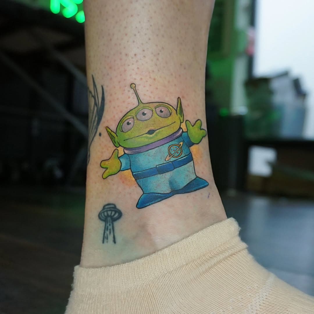 👽🛸》T O Y  S T O R Y - A L I E N《🛸👽
__
Little green guy for Kelly was so fun! And the ufo tattoo to the right is very on brand aha thanks @m88gs 
__
To book in or enquire dm or email
📧 Downertattooer@gmail.com