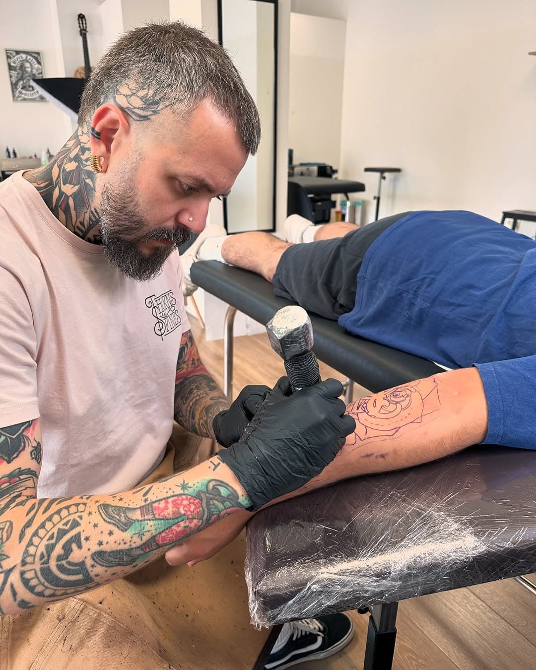 Conosci il nostro staff: Mateus 🖤

Oggi vi presentiamo Mateus, il 𝒕𝒊𝒕𝒐𝒍𝒂𝒓𝒆 e il cuore pulsante del nostro studio, nonché resident tattoo artist!

Mateus ha iniziato il suo percorso anni fa con lo stile New Traditional, sfiorando anche lo stile Traditional, sviluppando così 𝒑𝒂𝒅𝒓𝒐𝒏𝒂𝒏𝒛𝒂 𝒕𝒆𝒄𝒏𝒊𝒄𝒂 e gettando le basi per uno stile ricco di carattere e precisione 👌🏻.

Col tempo la sua curiosità lo ha portato ad esplorare nuovi orizzonti: vi lasciamo un carosello con alcuni dei suoi ultimi lavori (𝑨𝒏𝒊𝒎𝒆 🇯🇵 ).

È sempre alla ricerca della perfezione e riesce a trasformare ogni idea 💡 in un tatuaggio unico.

📍 Vuoi trasformare il tuo personaggio preferito o la tua idea in un tatuaggio? Allora prenota una consulenza, contattaci al +39 3465745585 o scrivi direttamente a lui in DM 😏.

#ilforestierotattoo #ilforestierotattoostaff #animesardegna #animetattoo #sardegnatattoo #tatuaggisardegna #sardiniatattoo #cabras #tattooshopsardegna #tattooshopowner #animetattoo #animeart #animetattoos