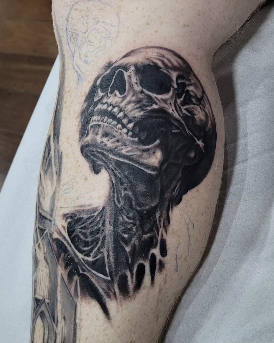 Tattoo em andamento aqui no @magmatattoo

#tattoo #tatuagem #skulltattoo #tattooskull #caveira #caveiratattoo #blackandgreytattoo