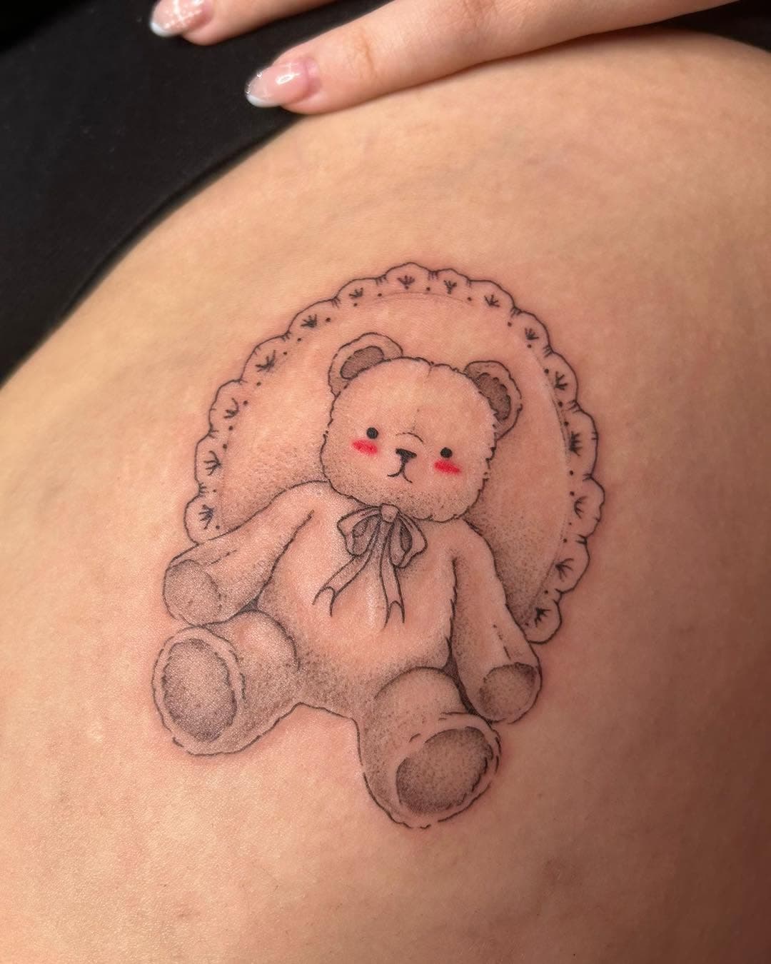 Flash teddy bear piece by Dari.
@lizardmilk_tattoos
.
.
.
#tattoo #tattooart #tattooartist #tattooist #vancity #vancitytattoo #inked #tattooink #inkwork #inkart #bodyart #bodytattoo #tattoodesign #tattooideas #tattooinspiration #vancouvertattoo #langleytattoo #surreytattoo  #smalltattoo #legtattoo #shading #teddybear #teddybeartattoo #softtattoo #cutetattoo #redink #redtattoo