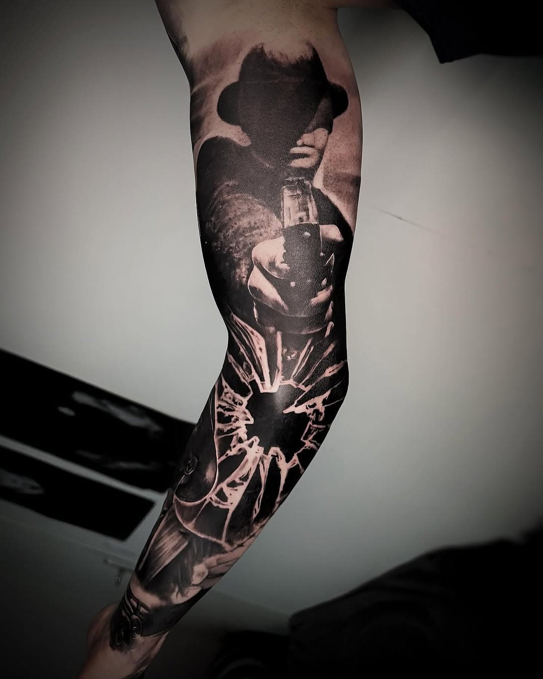 Last step on this mafia sleeve 🖤 it was so much fun. Thx to my client for sitting like a rock 🙏 #tattoo #tattoos #tattooed #sleeve #sleevetattoo #mafia #mafiatattoo #realistic #realistictattoo #blackandgreytattoo #silentskilltattoo #schweich