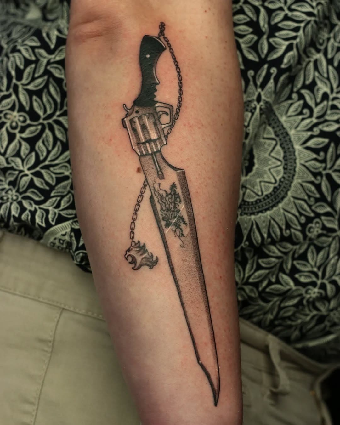 Gunblade of today! Thanks @erikbbvm was great meeting you!
.
.
#tattoo #discover #explore #anime #finalfantasy #ffxiv #manga #animeartist #videogame #animetattoo #inkmaster #inked #gunblade