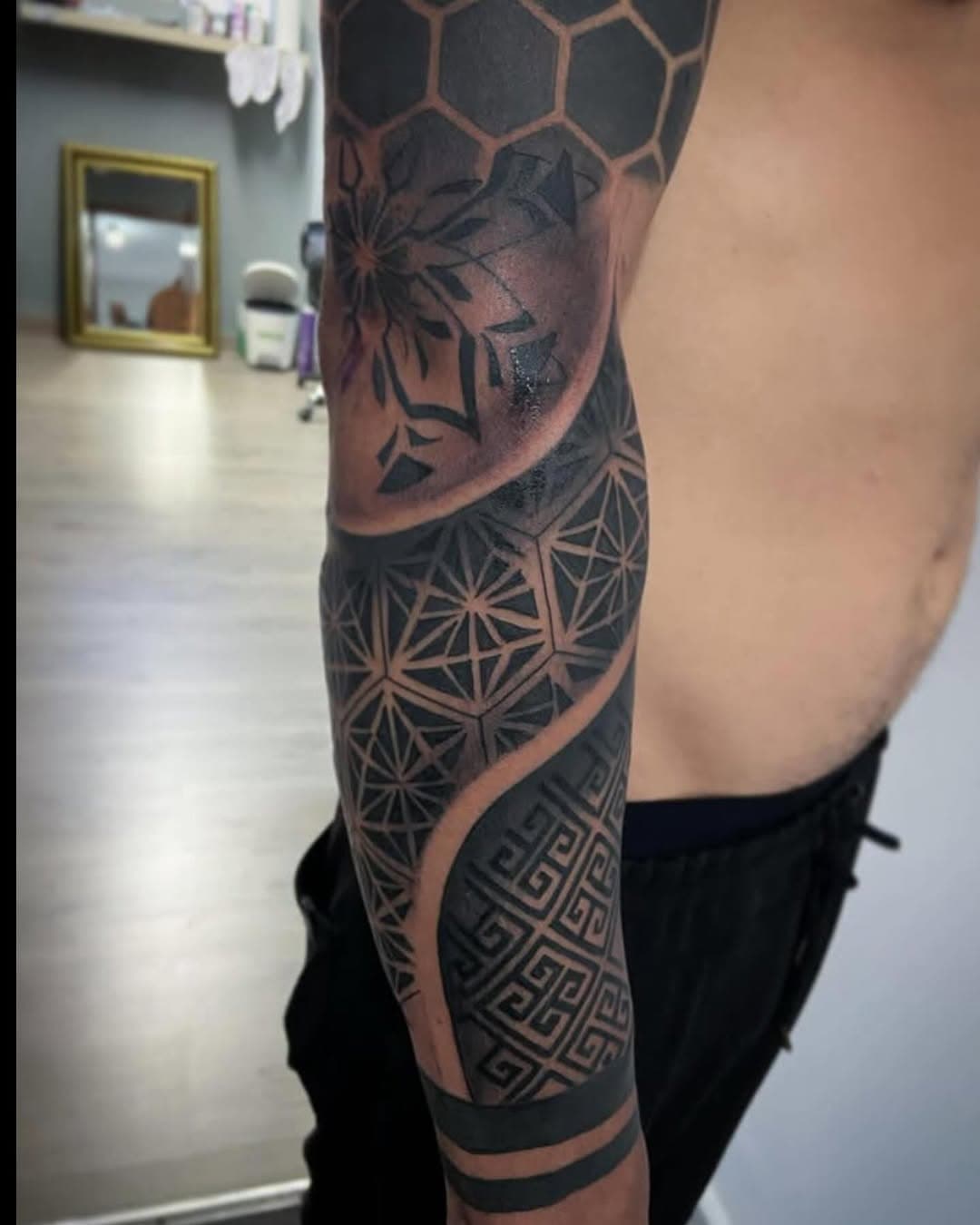 Brazo con geometrías hecho por @johnny_boneskull , nos encanta hacer este estilo 🤓🙏