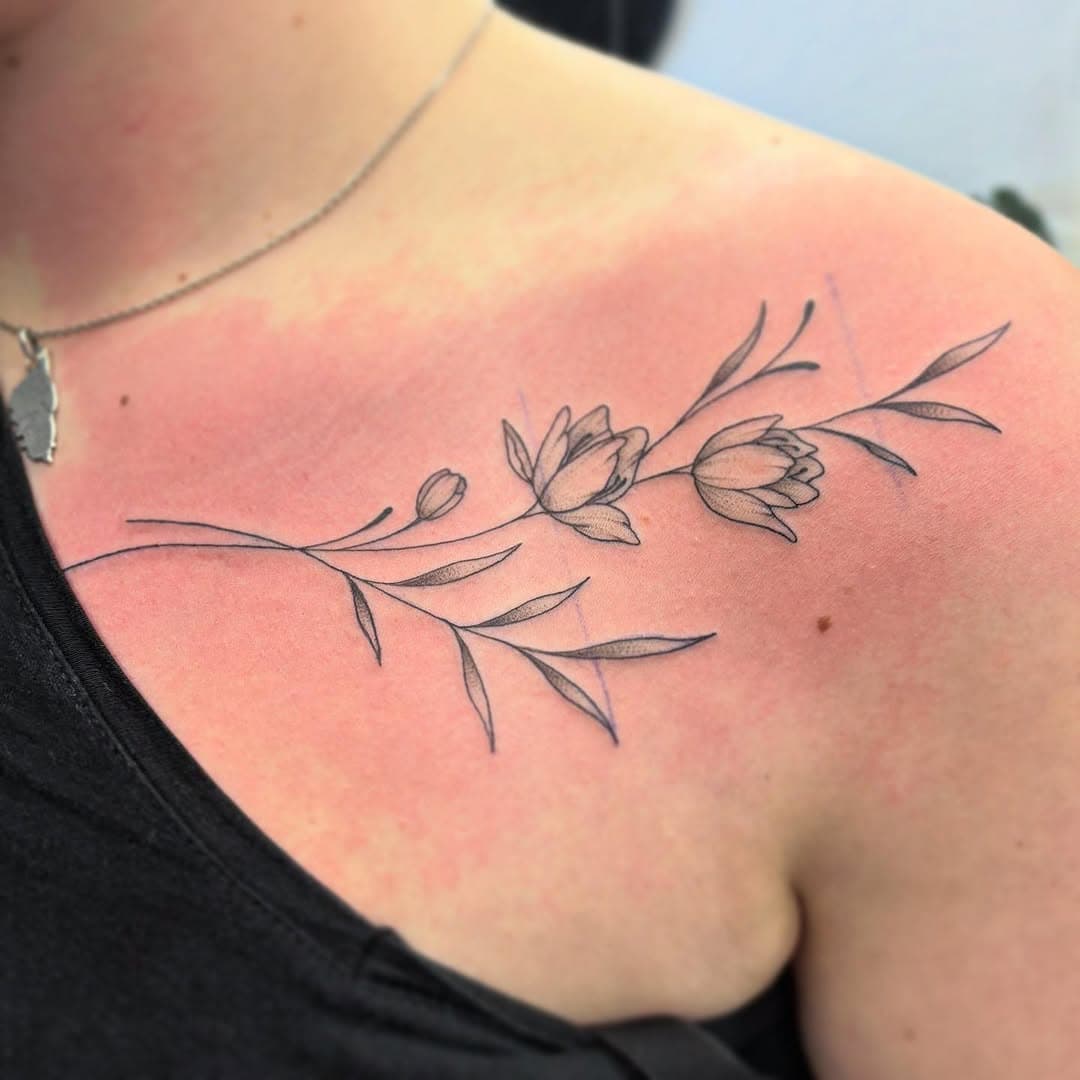 Tout rouge mais on a pris la photo DI-RECT après le tattoo ! 😲
•
•
#tattoo #smalltattoo #delicate #flower #flowertattoo #fineline #finelinetattoo #black #blacktattoo #french #frenchtattoo #hautsdefrance #amiens #picardie #inkstorymoreuil #salixbabylonicatattoo