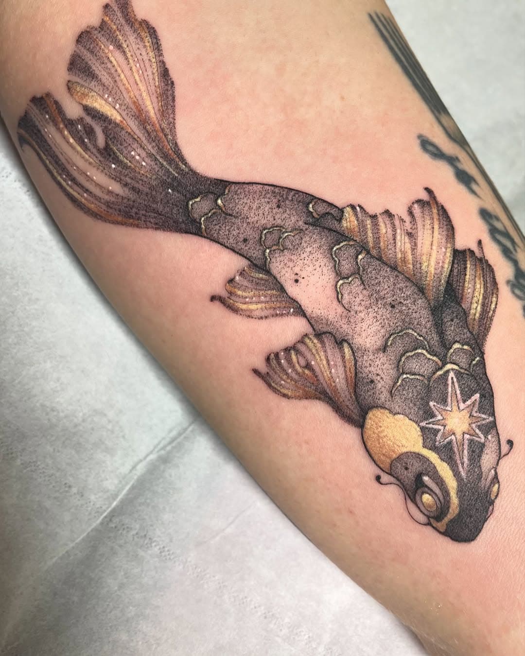 Une carpe dorée pour Marion ✨
Encore merci pour ce projet 🫶

Je prends avec plaisir vos projets d’animaux aquatiques en tout genre d’ailleurs 

#fishtattoo #montpelliertattoo #dotworkers #frenchtattooartist #animaltattoo #magictattoo #illustrativetattoo #witchytattoo #tattoolovers