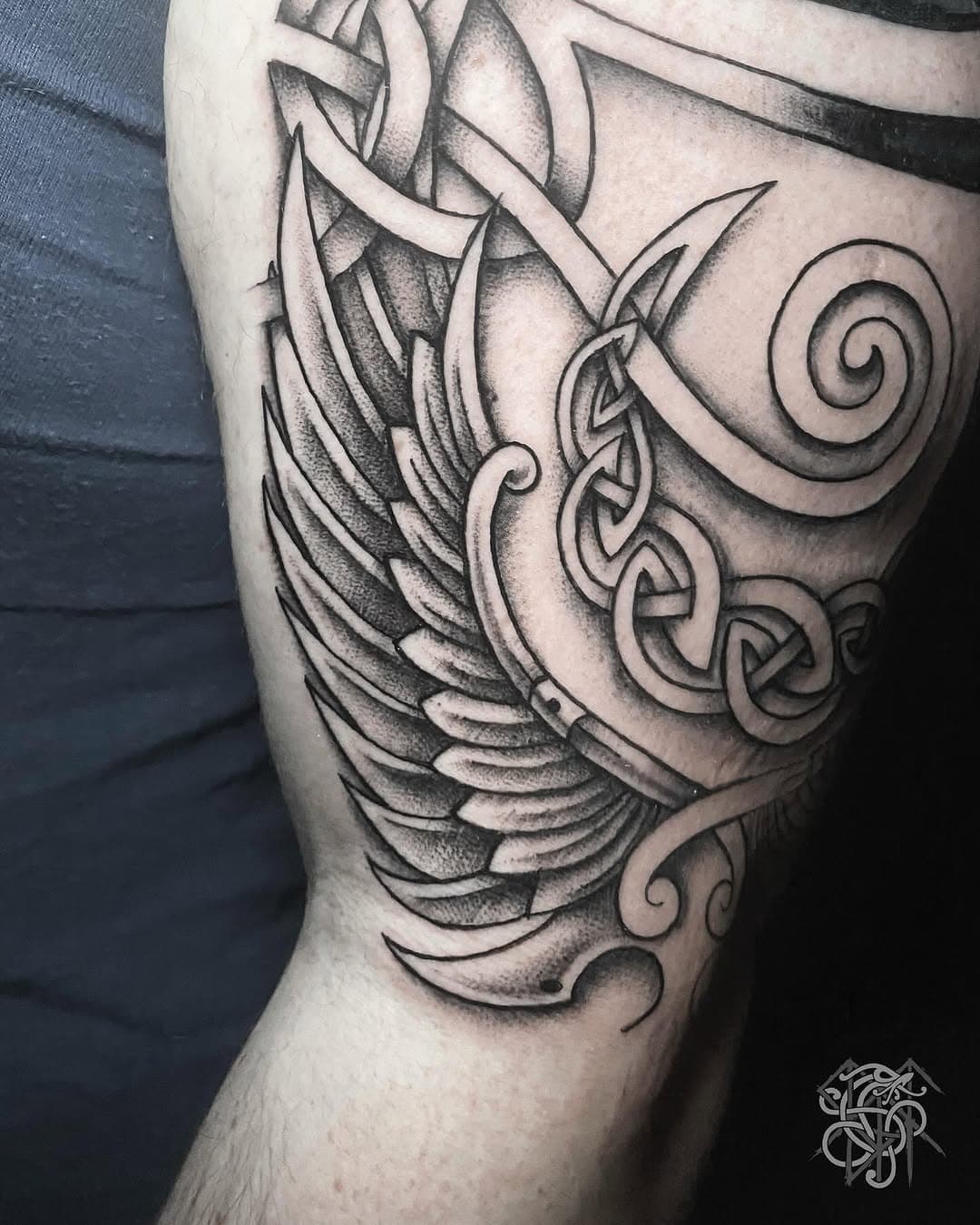 On commence un nouveau bras !

#armtattoo #tattoo #nordictattoo #wingstattoo #celtictattoo #tatouageparis