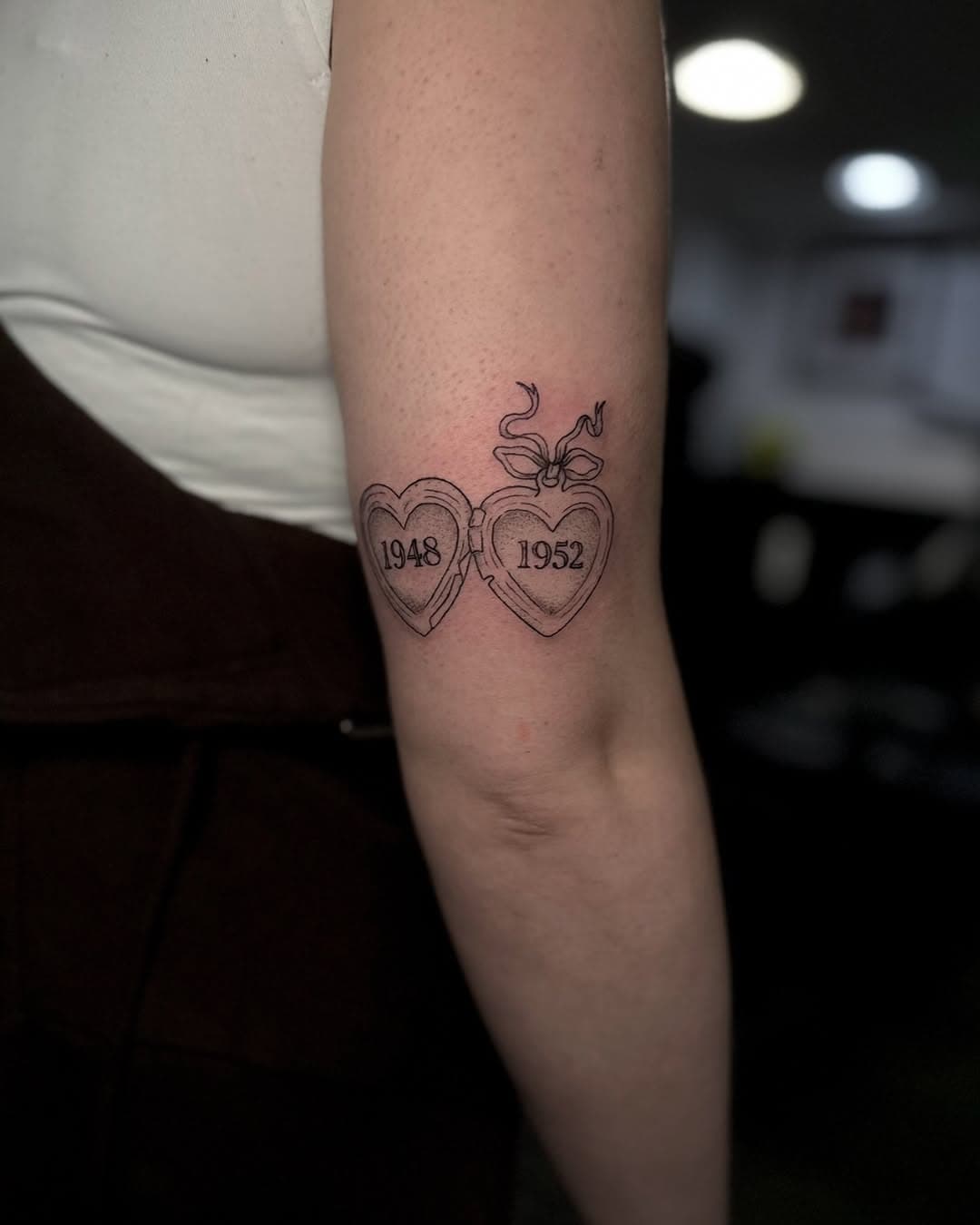 Heart locket for Kim ⁘ Thanks for bringing in such fun ideas again! #tattoo #tattoos #finelinetattoo #girlswithtattoos