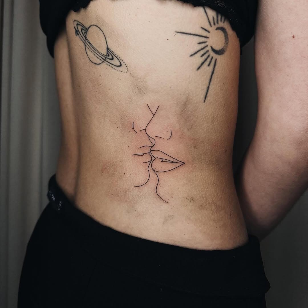 Un baiser. Réalisé aujourd’hui 🩷

#bonjourtattooclub #TatouageLigneFine #FineLineTattoo #TatouageMinimaliste #TinyTattoo #TatouageParis #TattooParis #ParisTattooArtist #DelicateTattoo #TatouageFéminin #MinimalistTattoo