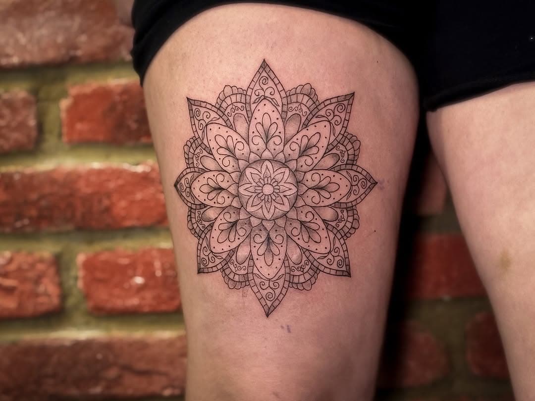 Something a lil bit different today 🖤 Jess sat this mandala today like a champion and the results are so pretty

…

#mandala #mandalas #mandalatattoo #uktattoo #uktattooartists #uktattooist #uktattooartist #tattoouk #femaletattooartist #femaletattoo #queertattooartist #buckinghamshire #aylesbury #lineworktattoo #lineworktattoos