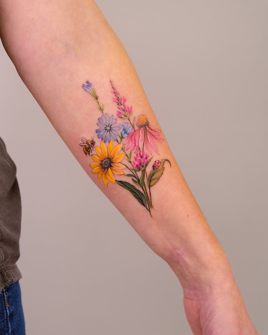 💐🐝🐞
.
.
.
#wildflowertattoo #fieldflowertattoo #catkattattoo #botanicaltattooartist #botanicaltattoos #torontoontario #torontocanada #torontotattoo #torontotattooartist #torontotattoos #torontotattooshop #torontotalent #torontotattooartists