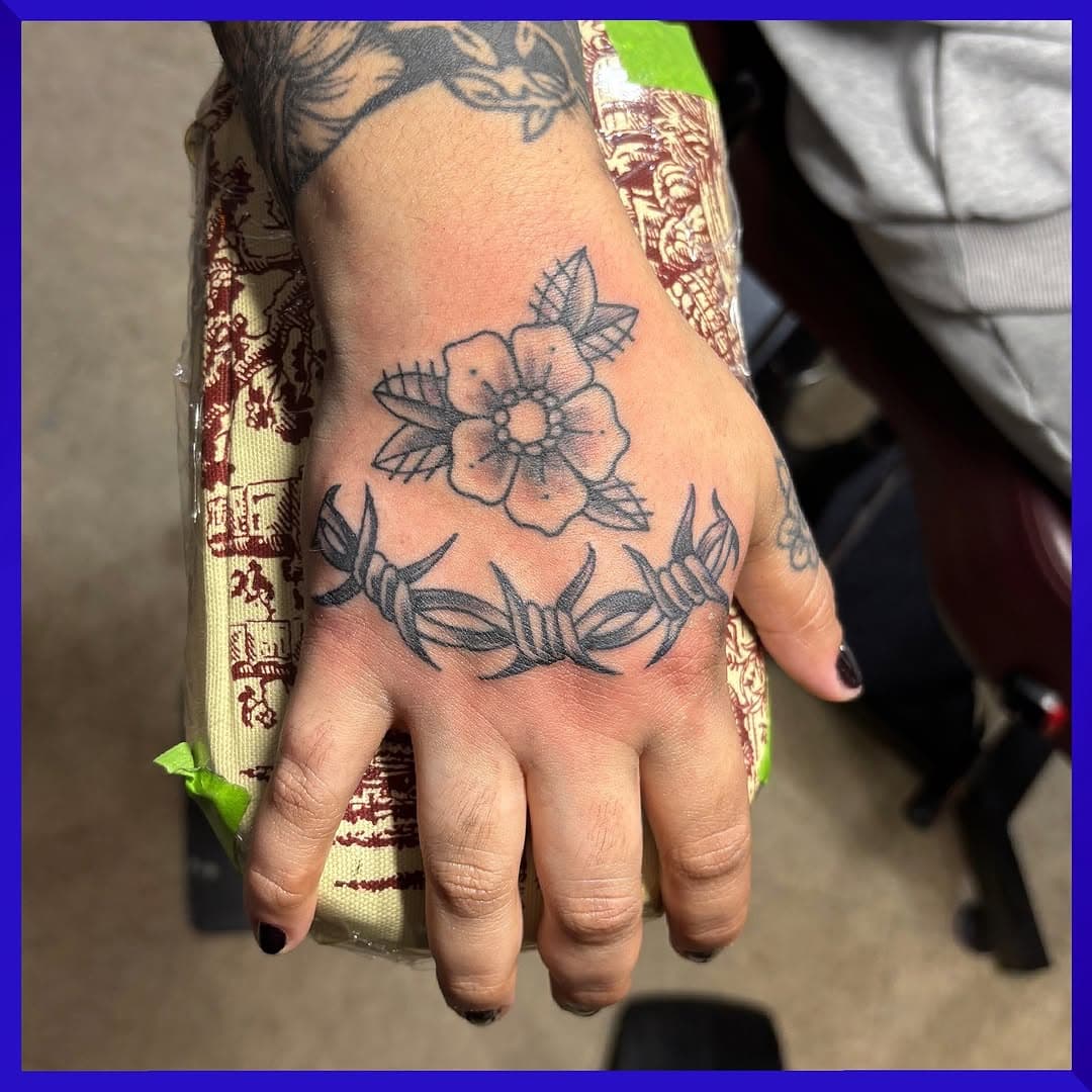 #jobstoppertattoo #handtattoo by @tattoos_by_kelly at @buzzbuzztattoo 

#flowertattoo #barbedwiretattoo #austintattoo