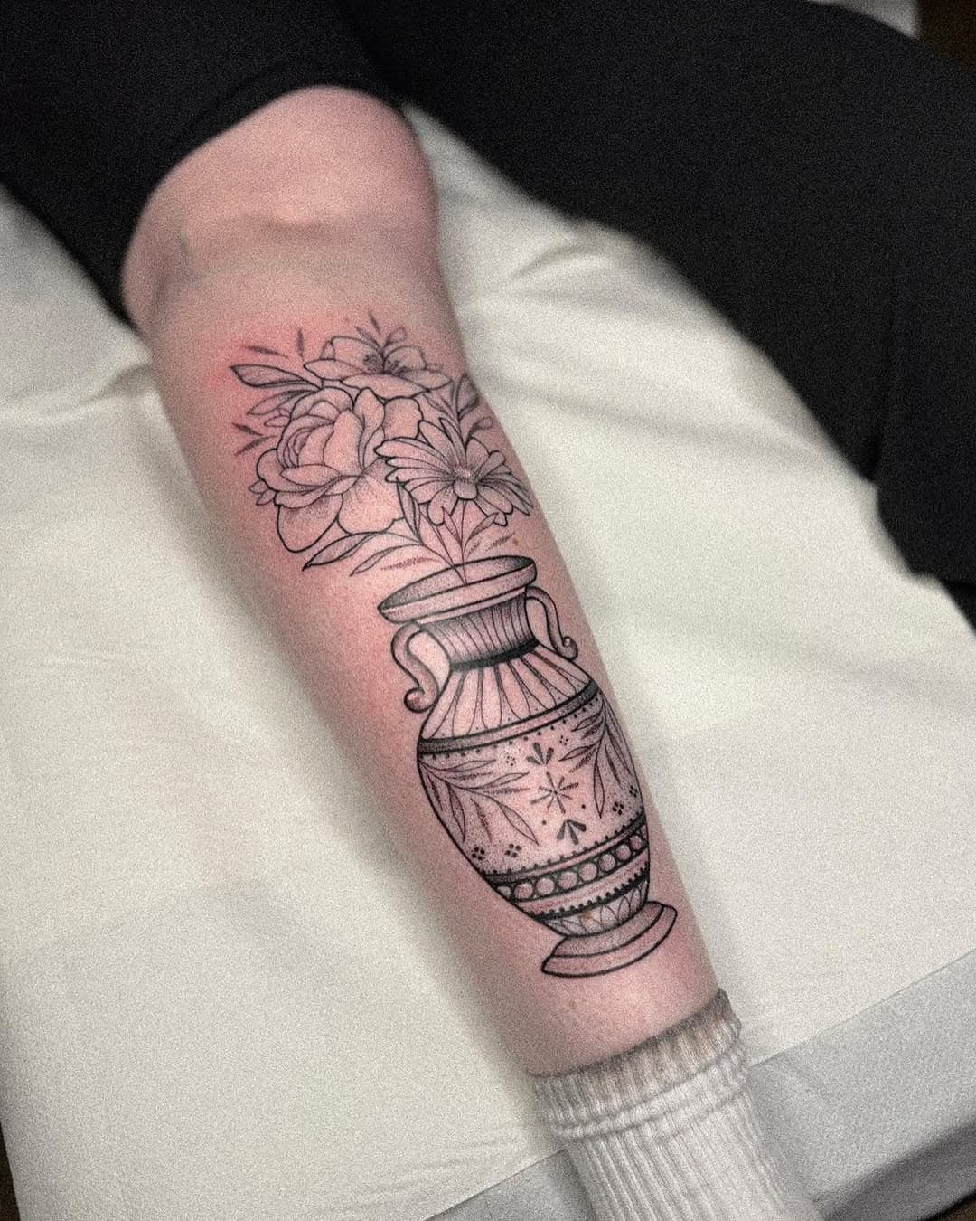 Thank you Catherine 🥰 ps I owe you a sock 🫣
.
.
Sponsored by -

🤍 @lonelysundaytattoocare 
🤍 @getink.app 
🤍 @tattooeverythingsupplies
.
.
Tattooed using -

🤍 @tattooeverythingsupplies
🤍 @butterluxe_uk