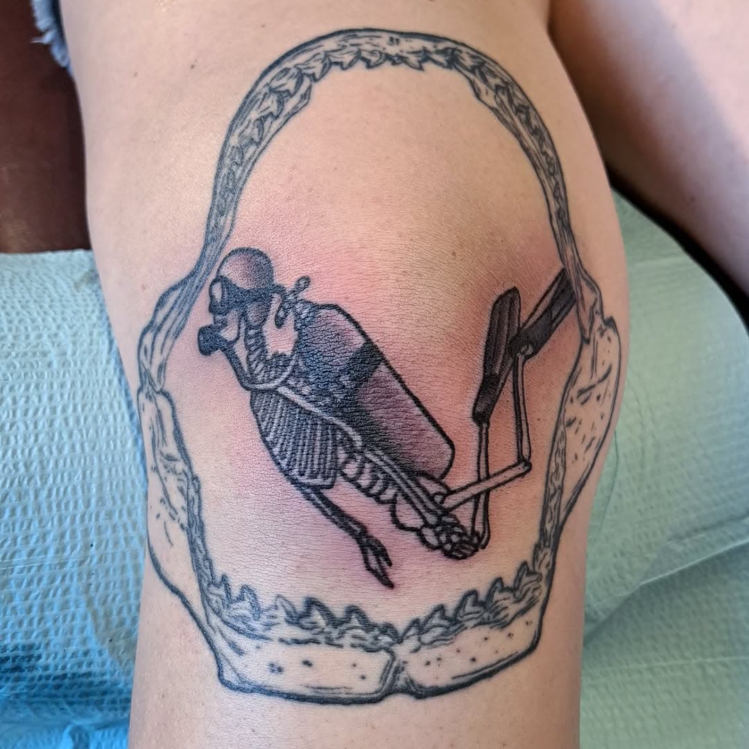 Ocean scenes. Scuba diver on the knee....ouch. #blackandgreytattoo #blackandgrey #underwater #scuba #skeleton #sharkjaw #knee #turtle #seaturtle #jellyfish #shark #art #tattoo #loyaltothecoil #artfuelinc #artfuel #thefarm #Bolivianc