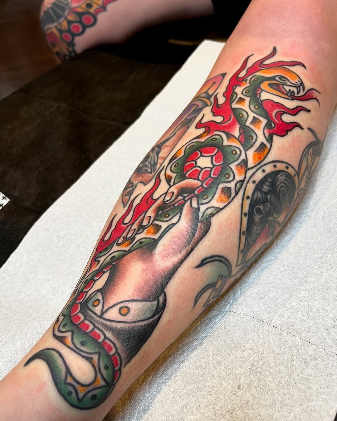 The ol’ flaming snake trick for @ashleyfondi😎
•
•
#ricestreettattoo #carsoncitytattoo #snaketattoo #handtattoo #tradtattoo #tradworkers #traditionaltattoo #colortattoo #yearofthesnake