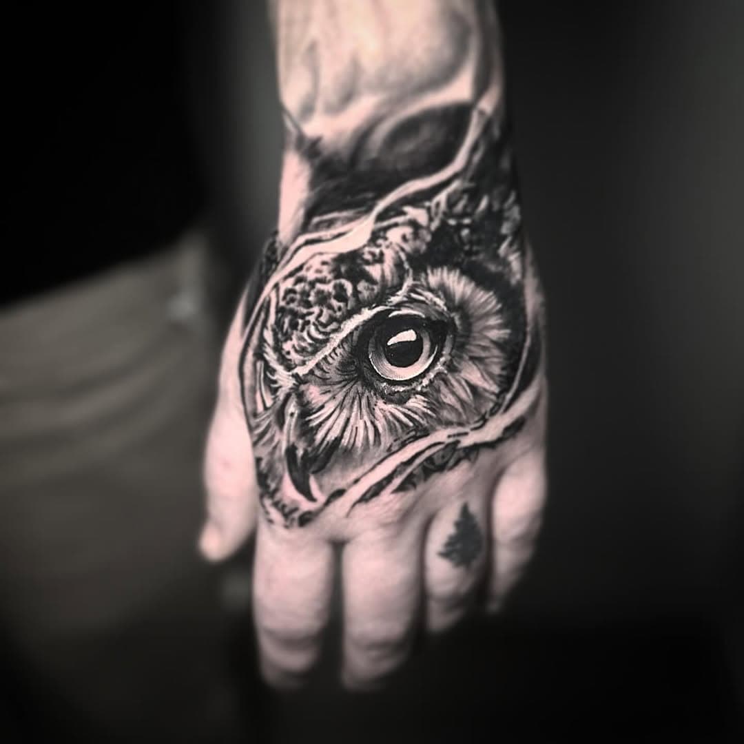 Super fun owl hand jammer for @dillonderby today @hive.tattoo.sarnia #jeremyzettlertattooer#blackandgrey#realism#sarnia#sarniatattoo#art#tattoos#lakehuron#stclairriver#thehivesarnia#frontstsarnia#owl#owltattoo #owlhand #greathornedowl