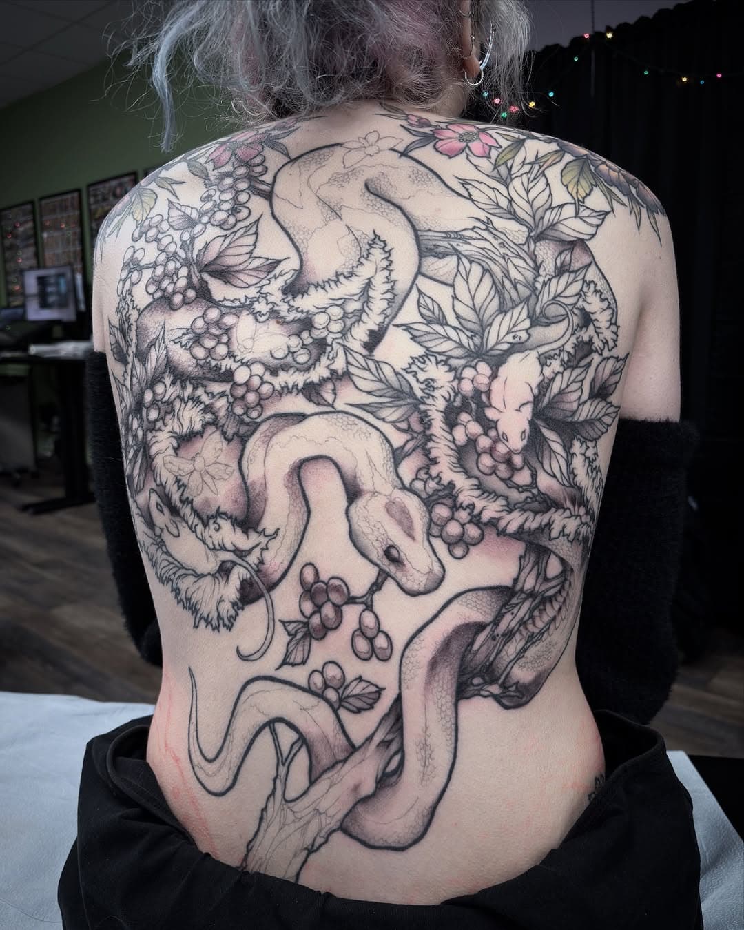 Chipping away at the details 

#lifeanddeath #lifedeathdecay #snaketattoo #backpiecetattoo #backpiece #naturetattoo #deathtattoo