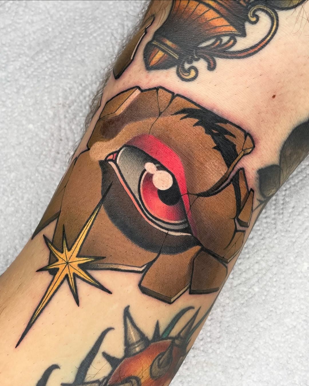 Porcelain eye in the knee ditch of Mario. Thanks buddy! …

@neotraditionaltattooers @neotraditionaleurope @neotraditionalworldwide
@tattoosnob @feelfarbig 
@emalla.official 
@balmtattoogermany
#emallaofficial #emallacartridges #tattoosnob #neotradeu #neotradworldwide #neotrad #tradtattoos #neotraditional #neotraditionaltattooers #neotradsub #konstantintattoos #germantattooers #thenewtraditionalistseurope #colortattoo #spektraegdex #fkirons  #TAOT #verlorenejungstaetowierungen #feelfarbig #neotraditionalgermany #neotradger #eyetattoo