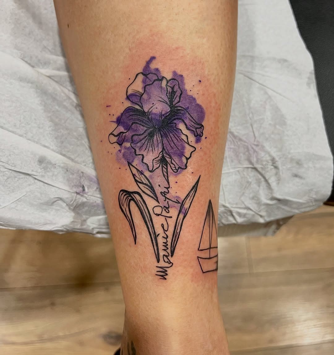 Petite iris en hommage à IX grand parent de ma cliente. Avec « papi et mamie » tatoué avec leur véritable écriture, comme si ils avaient eux même écrit sur la peau de leurs petite fille. 😍🤩