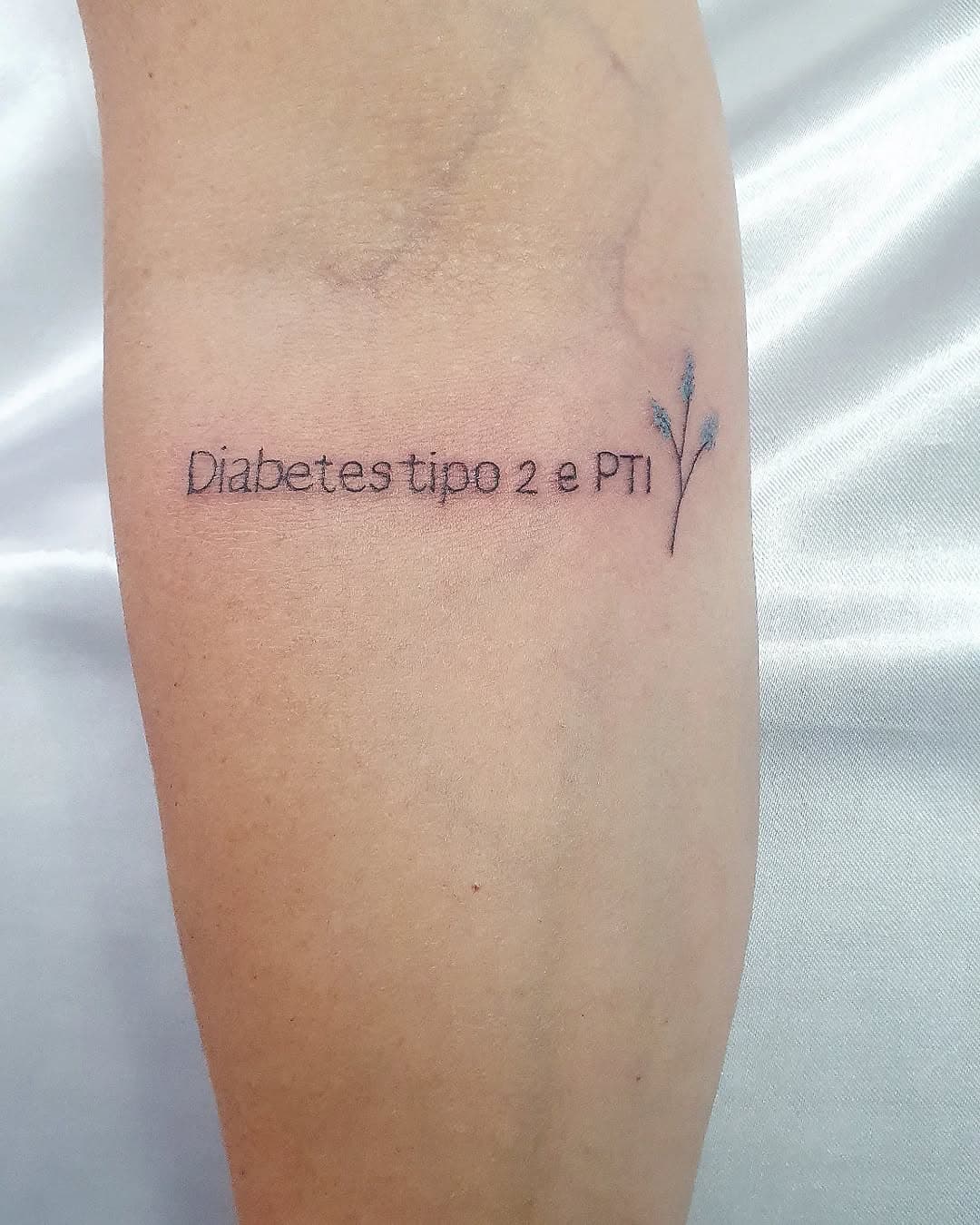 Tatuagem de Segurança: Pequeno Detalhe, Grande Proteção!
Você já ouviu falar sobre tatuagem de segurança? Esse tipo de tatuagem tem uma função muito importante: informar condições médicas, alergias, tipos sanguíneos ou contatos de emergência de forma permanente na pele.

💉 Para quem pode ser útil?
✔️ Pessoas com diabetes, epilepsia ou outras condições médicas crônicas
✔️ Quem tem alergias severas a medicamentos ou alimentos
✔️ Idosos ou crianças que podem se perder facilmente
✔️ Profissionais que trabalham em áreas de risco

🔍 O que tatuar?
As informações precisam ser claras e objetivas, como:
✅ Tipo sanguíneo e fator RH
✅ Condição médica essencial (Ex: "Diabetes Tipo 1")
✅ Alergias graves (Ex: "Alérgico a penicilina")
✅ Contato de emergência (Ex: "ICE: (XX) XXXX-XXXX")

Além de ser um recurso funcional, a tatuagem pode ser feita de forma discreta e estilosa! O ideal é escolher um local visível e um design que combine com você.

Você faria uma tatuagem de segurança? Conta pra gente nos comentários! 👇

#Tatuagem #Tattoo #Inked #TatuagemSegura #TattooArt #TatuagemCriativa #TatuagemDeSegurança #MedicalTattoo #TattooMedicinal #TatuagemFuncional #ICEtattoo #AlertaMédico #DiabetesTipo1 #Epilepsia #AlergiaSevera #SegurançaEmPrimeiroLugar #Saúde #VidaSegura