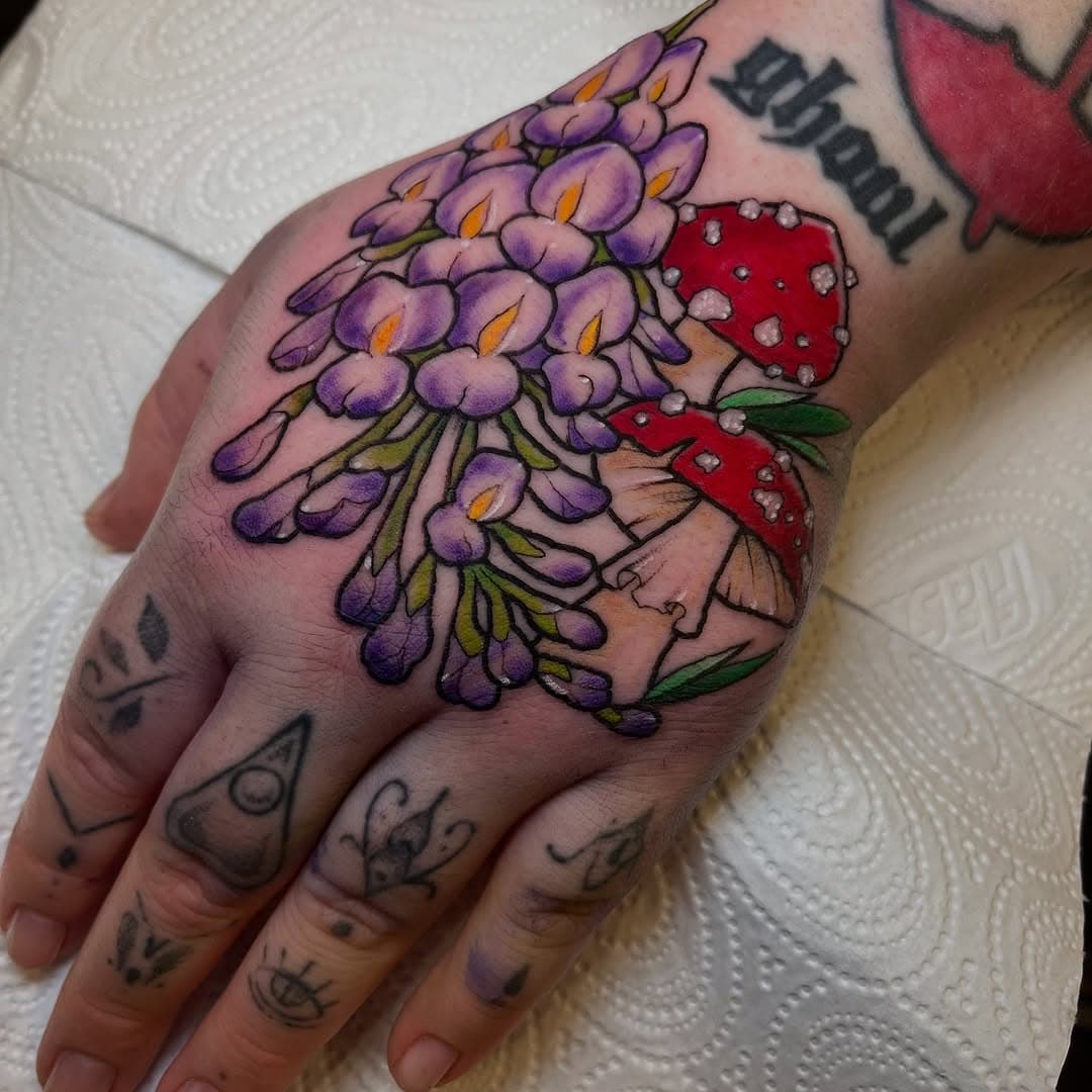 @smoltiddygoth other hand! Floral but make it poisonous 🍄🪦. 
#mushroomtattoi#wysteriatattoo#handtattoo#jobstopper#colourhandtattoo#floralhandtattoo#leicestertattoo#derbytattoo#nottinghamtattoo#northamptontattoo#londontattoo#loughboroughtattoo#flowertattoo#ladytattooers