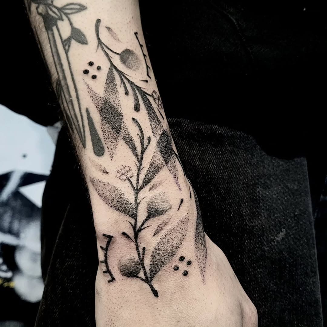 Composition Floral

🌿🌿🌿

Freehand sur l'ami @cursii_  d'une composition floral en dot et grosse ligne pour le contraste.

Réalisé au @lyon_tattoo_shop 
DM pour prendre rendez-vous 

#tatouage #tattoo #dotwork #flowers #draw #art #lyon #lyontattoo #tttism #tattoos #ink #flowertattoo