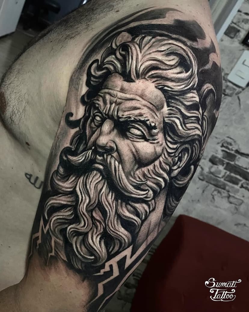 Zeus - Foto e vídeo do processo da tattoo - Primeira sessão do fechamento total de braço do amigo @beumilhorini ! Nessa tatuagem faremos o tema da mitologia grega com Deuses e mitos nesse fechamento! Em breve vou postando a continuidade desta obra! Obrigado! #ewersumati #sumatitattoo #mitologiatattoo #zeustattoo #zeustatuagem #baurutattoo