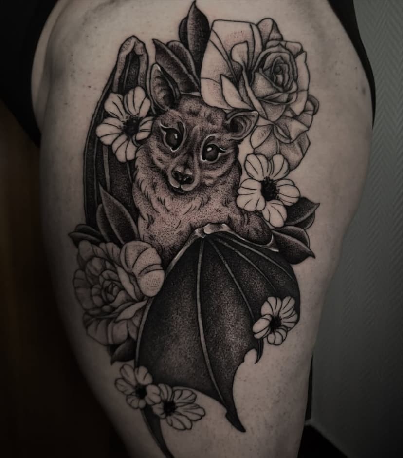 Merci Breana pour cette petite chauve souris trop mignonne. 🦇
Réalisé en deux séances. 

#battattoo #tattooblackwork #gothaesthetic