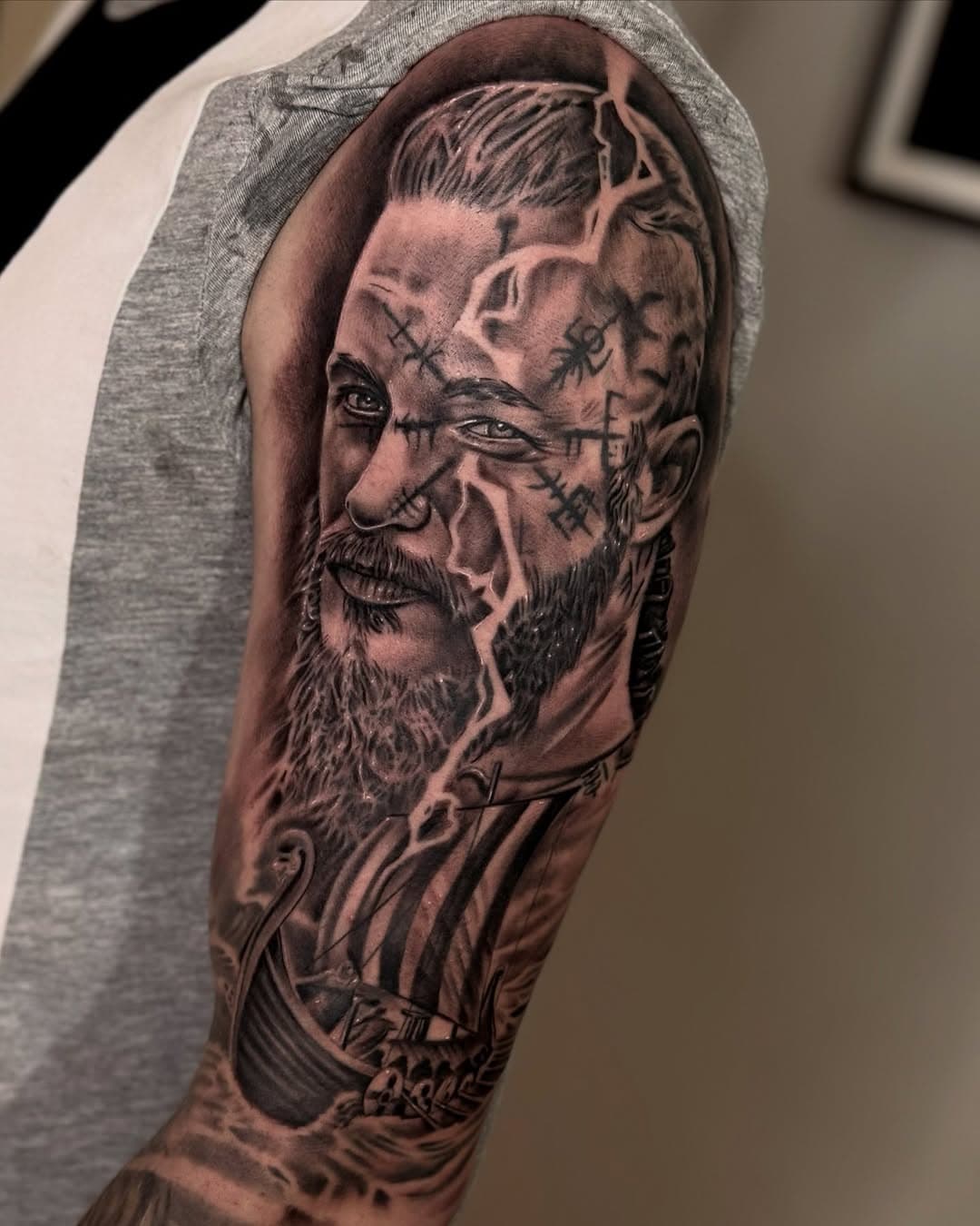 Ragnar 

#ink #inked #inkedup #ragnar #vikings #vikingtattoo #valhalla #tattoo #tatuaje #tatouage #tatuagem #tatuaggio #وشم #刺青 #bng #blagkandgrey #blackandgreytattoo #realism #realistictattoo #criticaltorque #kwadron #kraken #art #arte #luarca #asturias #dubai